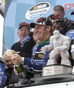 Clint Bowyer wins Dover NNS