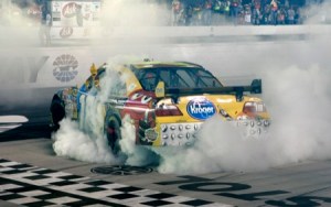 18 Kyle Busch burn out