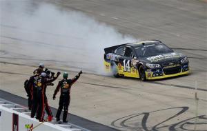 tony_stewart_burnout_nscs_dover_060213