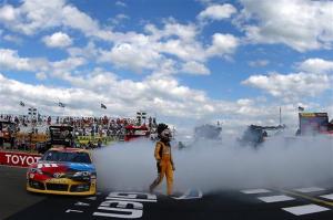 2013-nscs-watkinsglen-sunday-buschwalkstoflagstand-081113