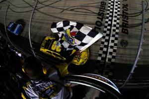 matt-kenseth-kasey-kahne-finish-line-nascar-sprint-cup-series-bristol-irwin-tools-night-race