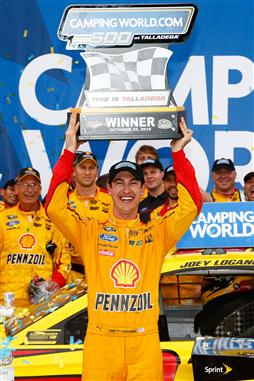 TS_NSCS_Logano_Trophy_102515