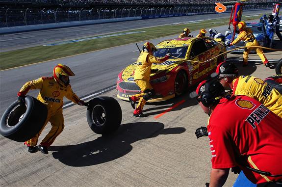talladega2_nscs_logano_pits_102316